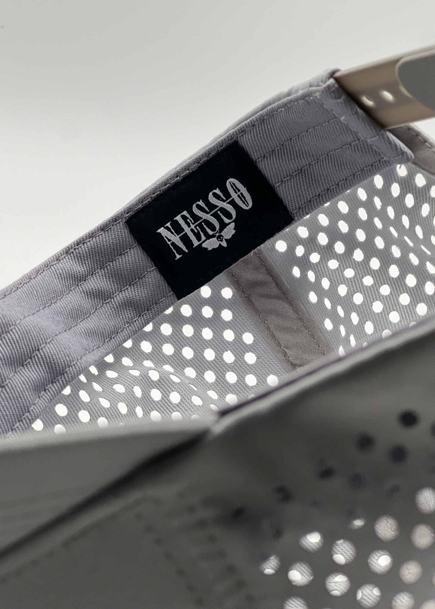 Nesso hat with secure headphone design, ideal for athletes and fitness enthusiasts.