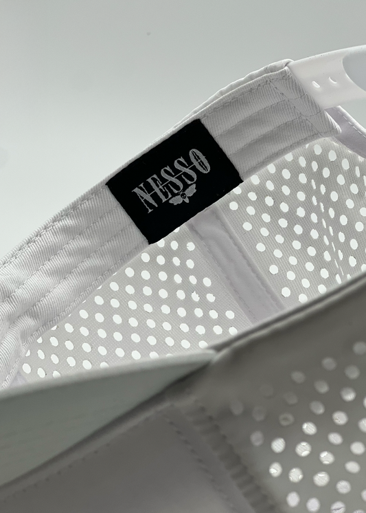 Nesso hat with secure headphone design, ideal for athletes and fitness enthusiasts.