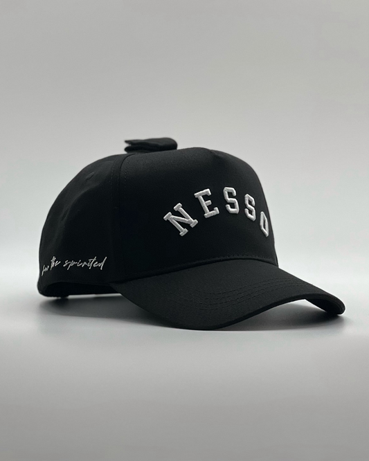 (front) Nesso hat with patent-pending design to secure over-ear headphones during training, perfect for athletes and fitness enthusiasts.