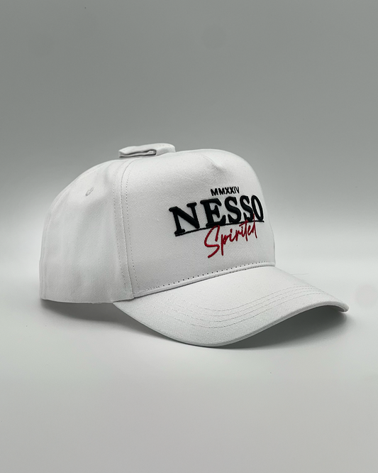 Nesso hat with patent-pending design to secure over-ear headphones during training, perfect for athletes and fitness enthusiasts.