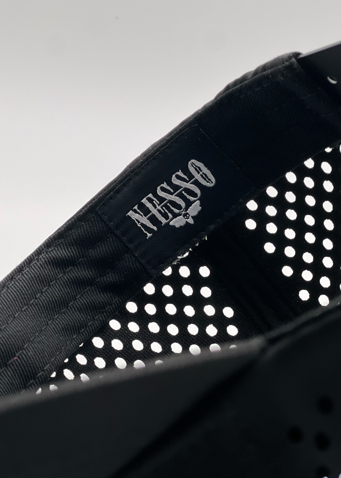 Nesso hat with secure headphone design, ideal for athletes and fitness enthusiasts.